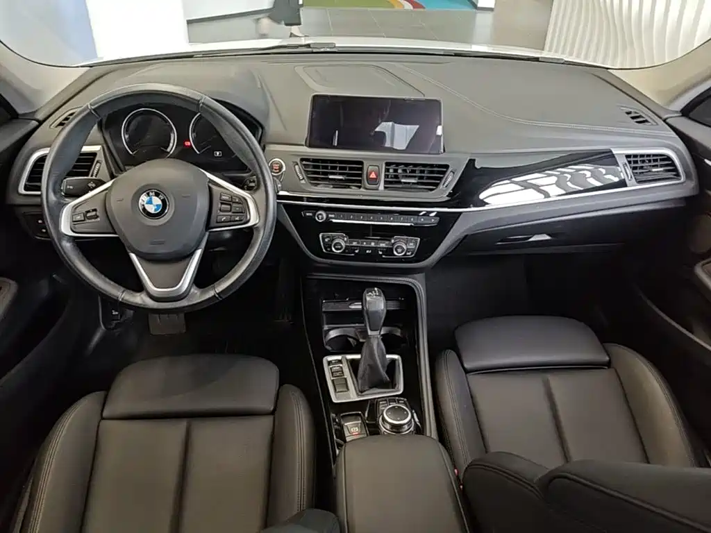 BMW 1 Series 2019 — фото 16