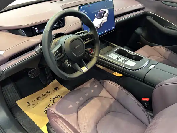 Xiaomi SU7 2025