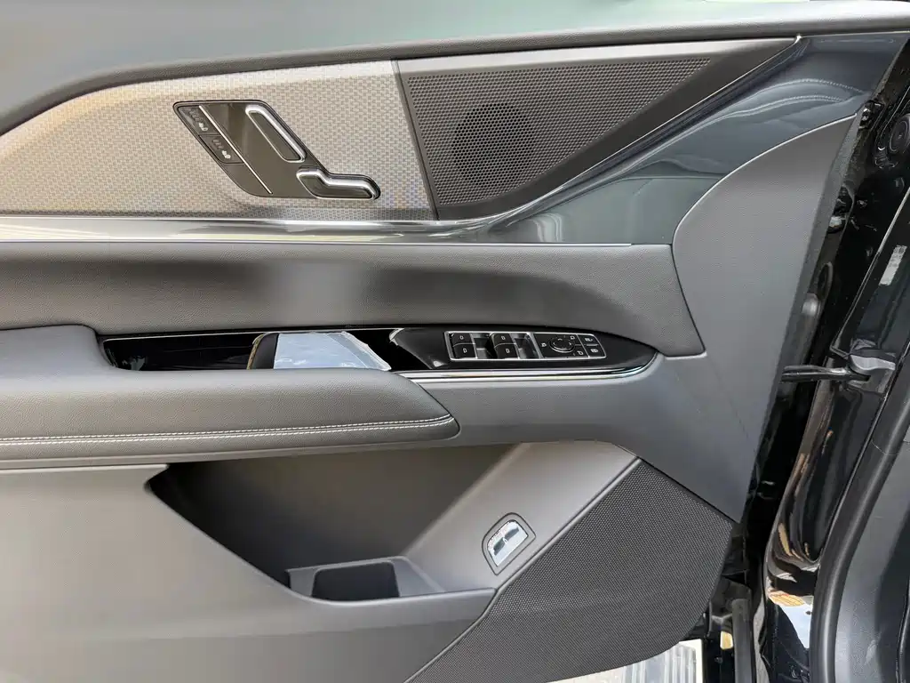 Cadillac XT5 2025 — фото 13