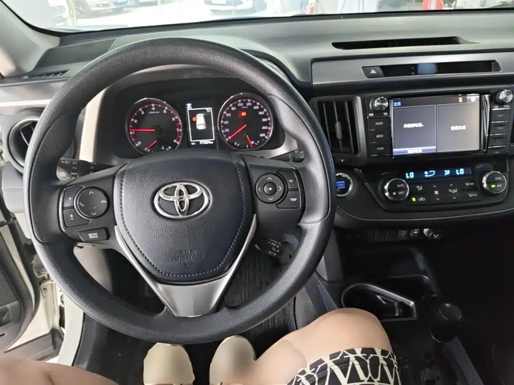 Toyota RAV4 2019 — фото 10