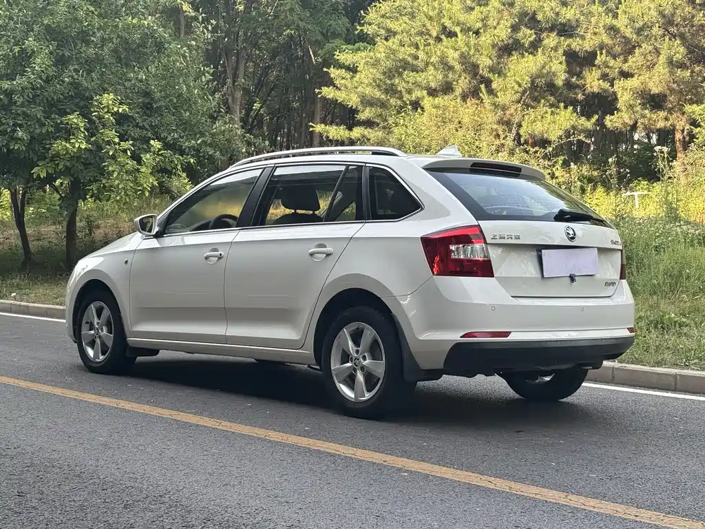 Skoda Rapid Spaceback 2015 — фото 4
