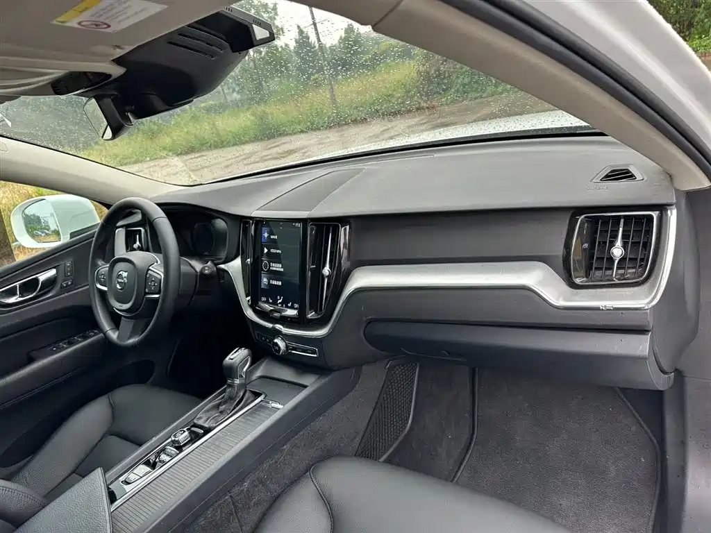 Volvo XC60 2019 — фото 18