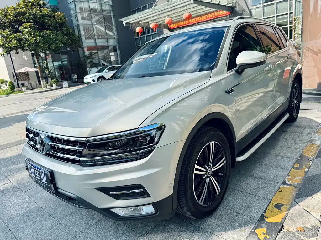 Volkswagen Tiguan L 2018 — фото 1