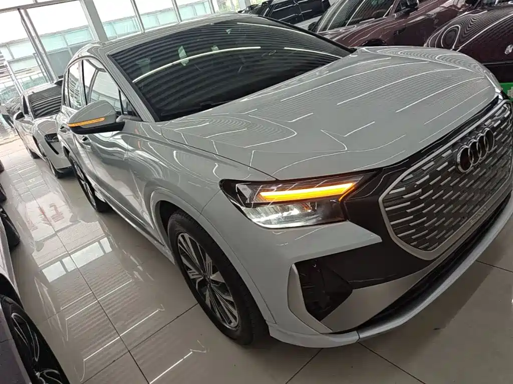 Audi Q4 e-tron 2023 — фото 4
