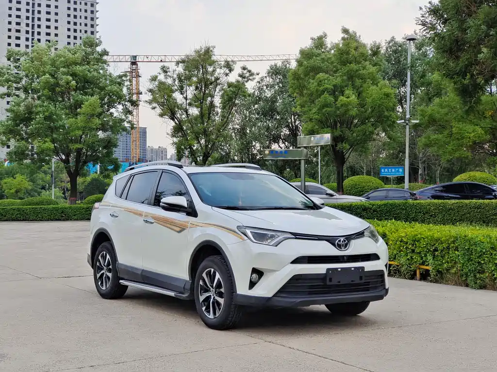 Toyota RAV4 2017 — фото 3