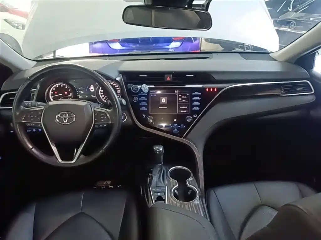 Toyota Camry 2018 — фото 10