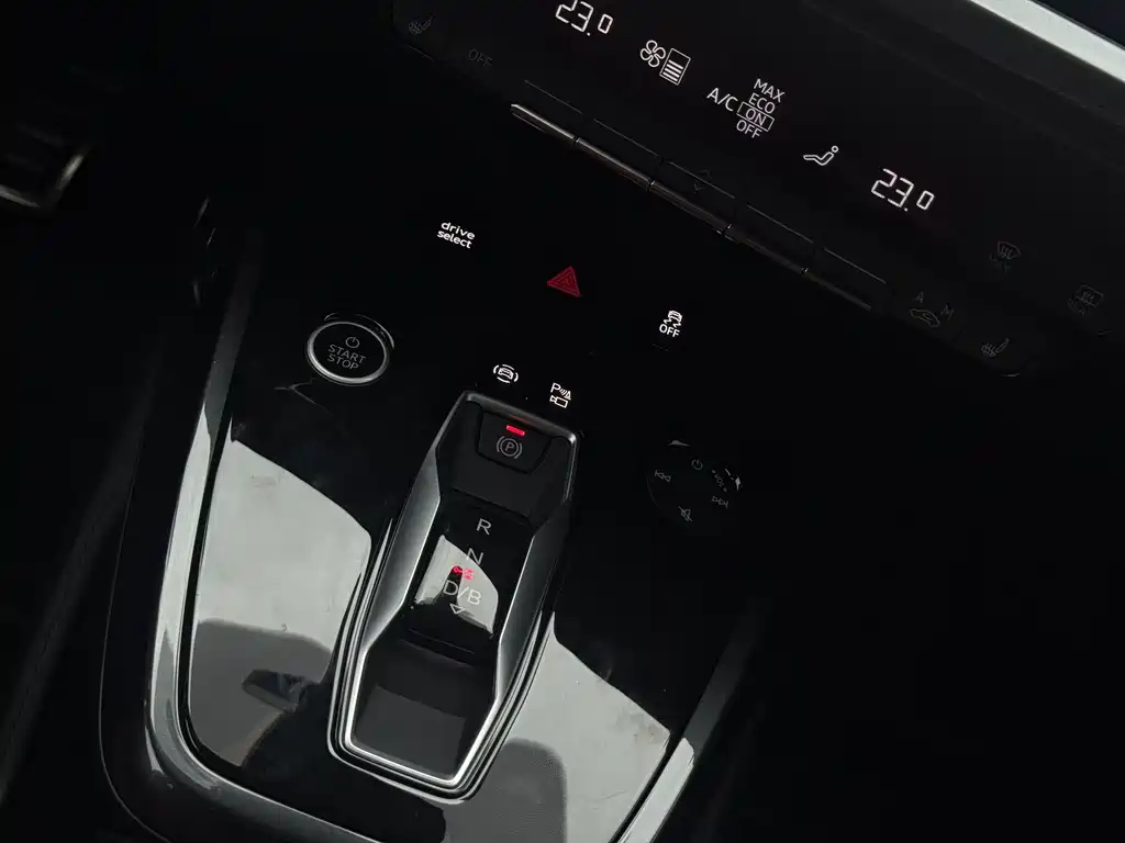 Audi Q4 e-tron 2023 — фото 19