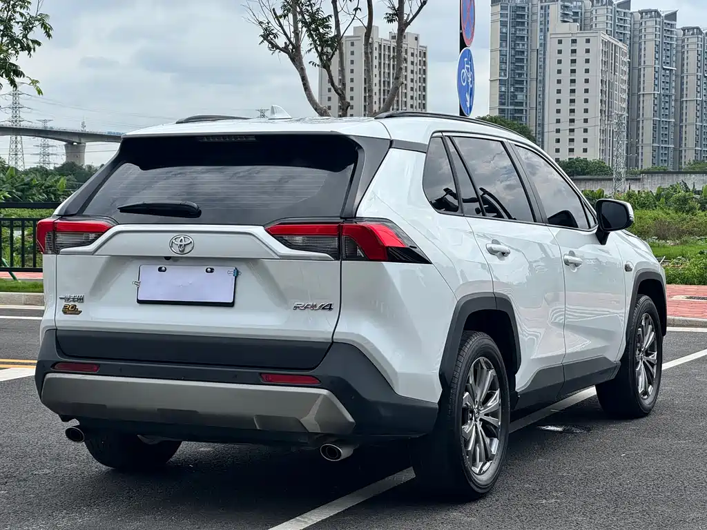 Toyota RAV4 2024 — фото 12
