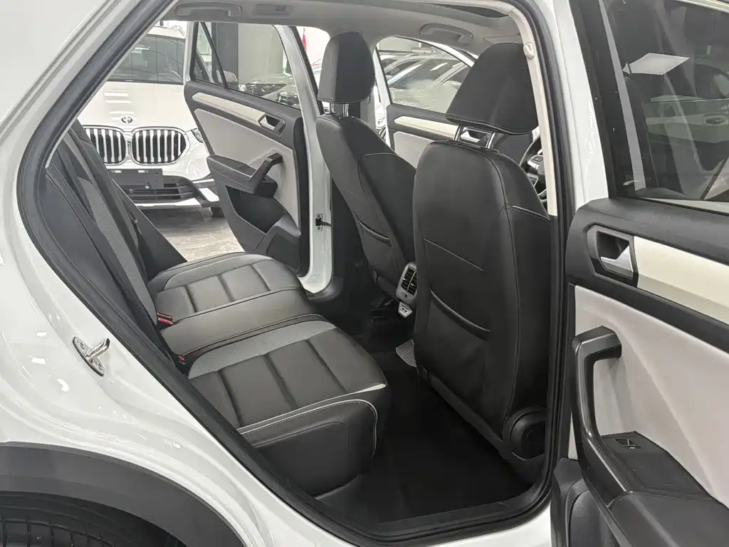 Volkswagen T-Roc 2023 — фото 13