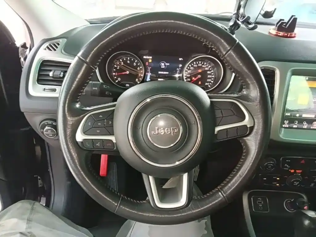 Jeep Compass 2017 — фото 11