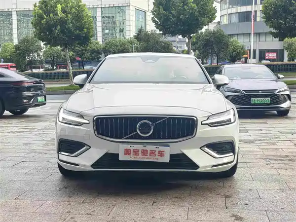Volvo S60 2025