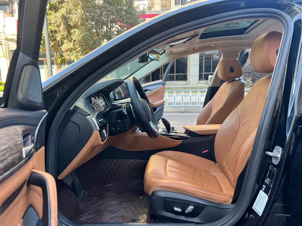 BMW 5 Series 2018 — фото 12