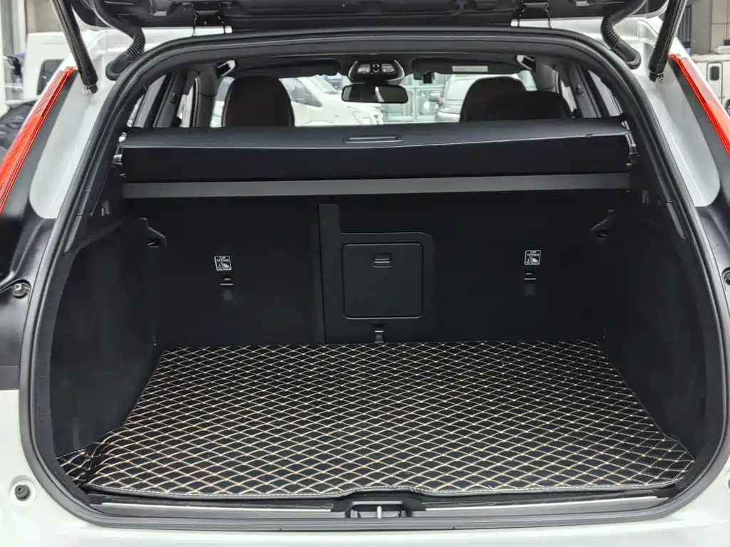 Volvo XC60 2022 — фото 13