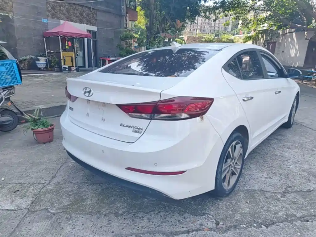 Hyundai Elantra 2018 — фото 7