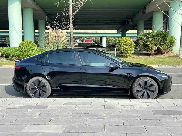 Tesla Model 3 2024