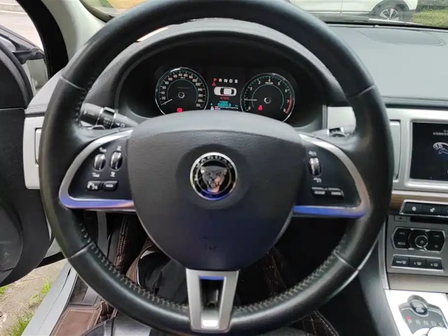Jaguar XF 2015 — фото 15