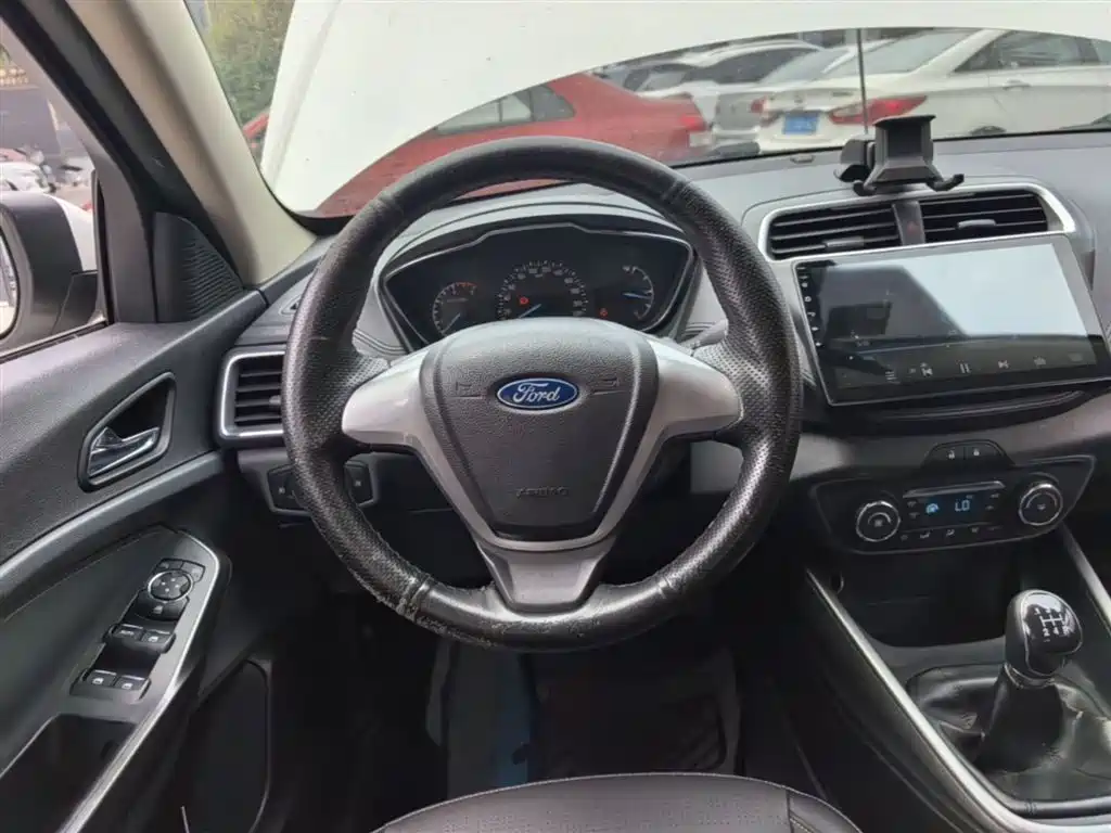 Ford Escort 2015 — фото 11