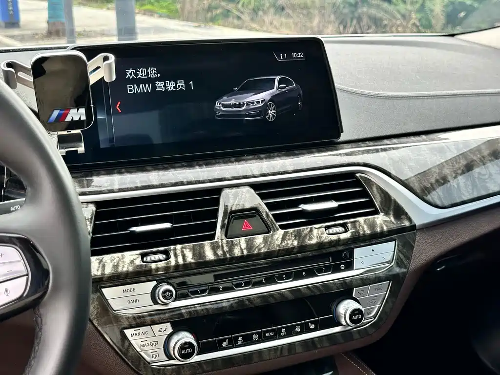 BMW 5 Series 2019 — фото 17