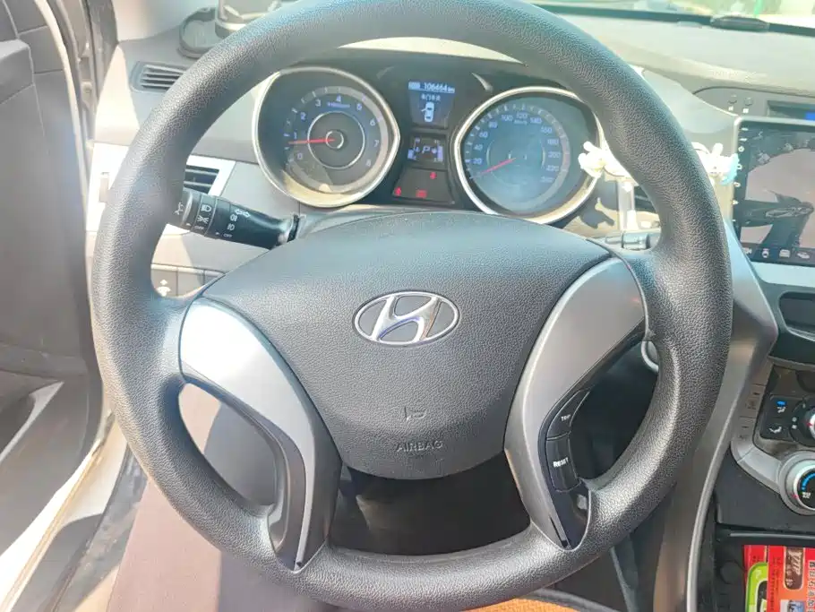 Hyundai Elantra 2016 — фото 15