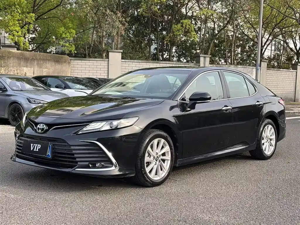 Toyota Camry 2023 — фото 1