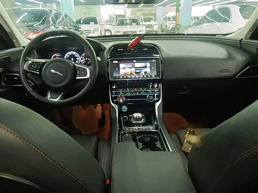 Jaguar XEL 2018 — фото 10