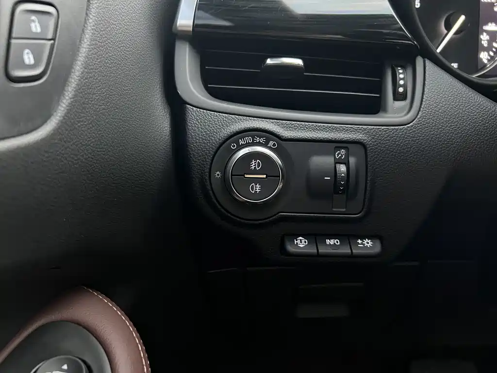 Buick Envision Plus 2018 — фото 15
