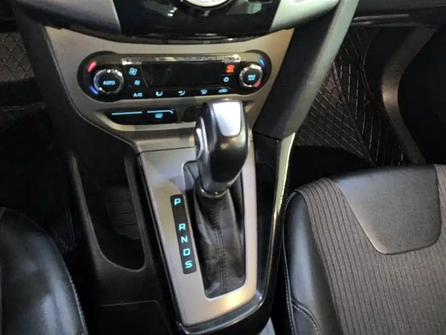 Ford Focus 2014 — фото 16