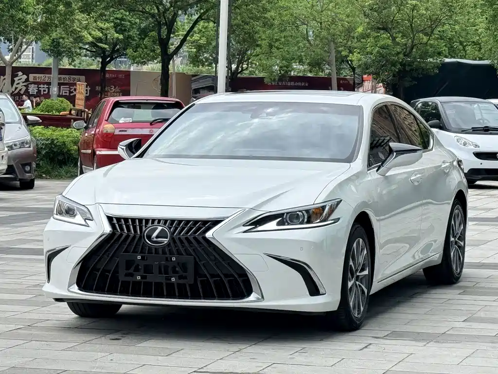 Lexus ES 2022