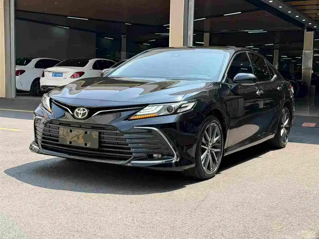 Toyota Camry 2022 — фото 1