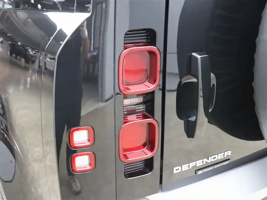 Land Rover Defender 2022 — фото 22