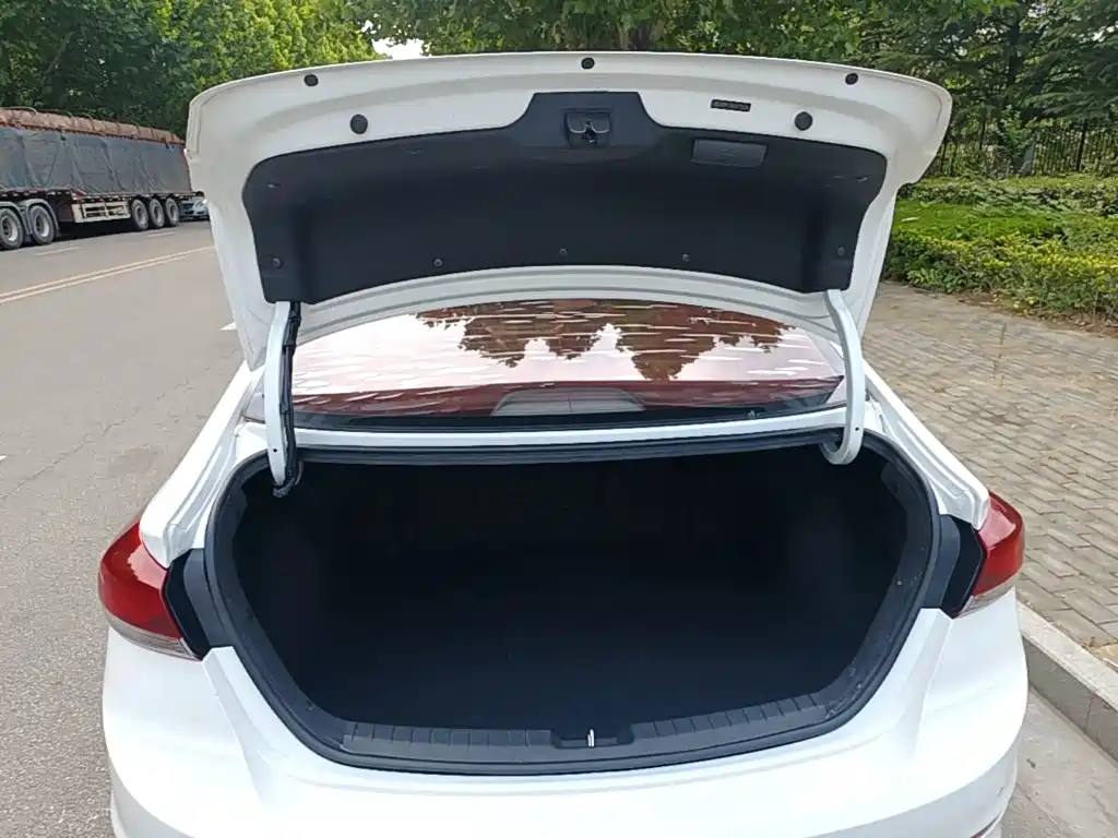 Hyundai Elantra 2016 — фото 19