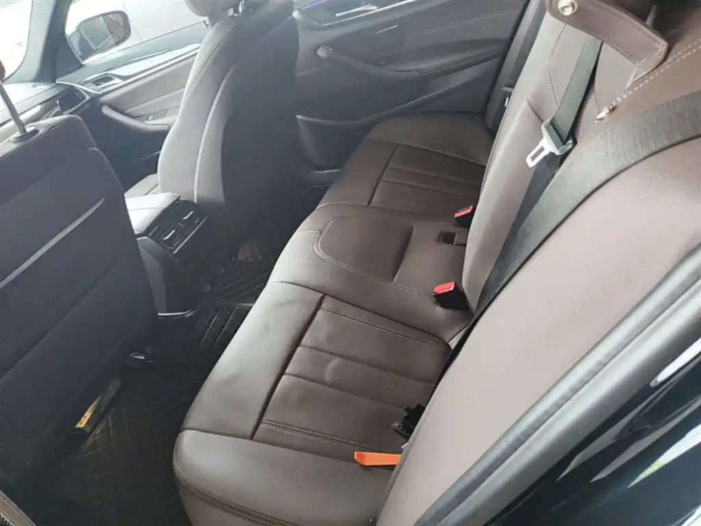 BMW 5 Series 2019 — фото 17