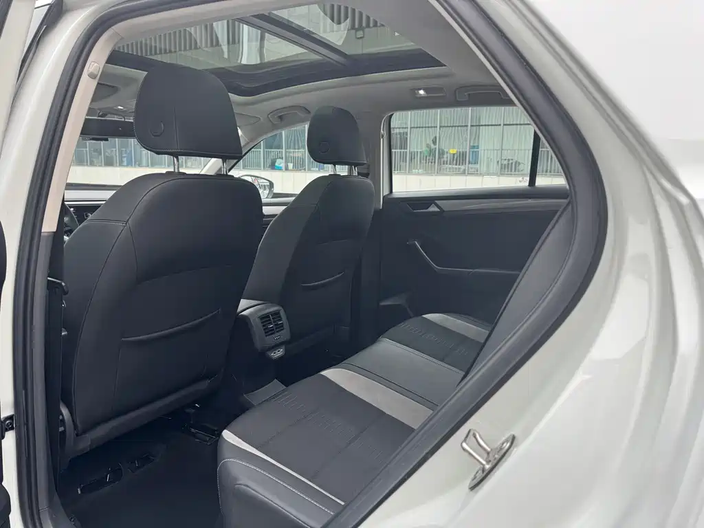 Volkswagen T-Roc 2023 — фото 4
