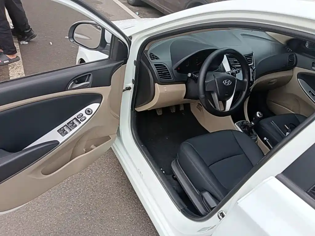 Hyundai Verna 2015 — фото 16