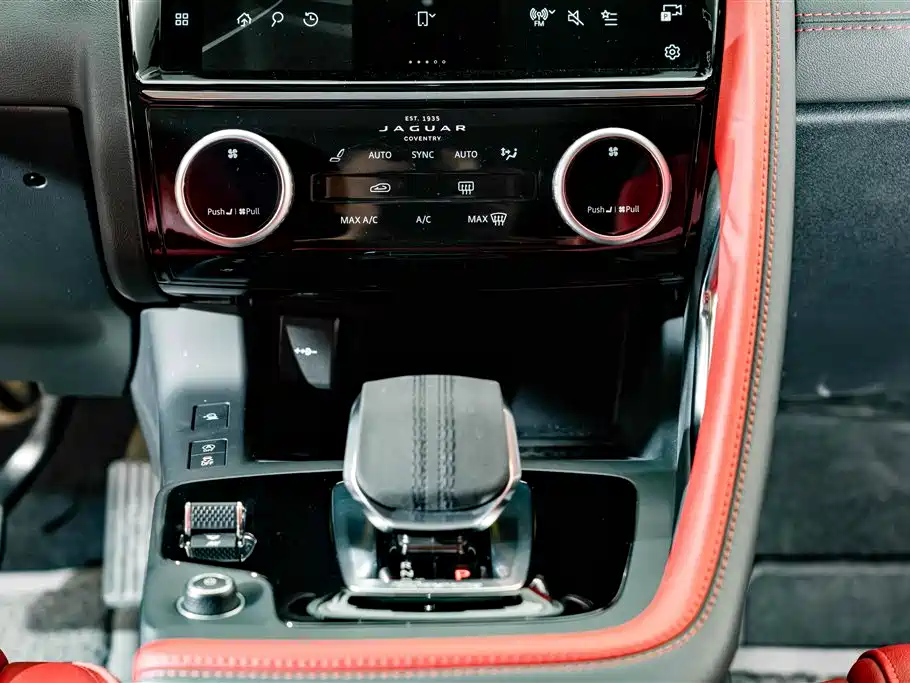 Jaguar E-PACE 2023 — фото 14