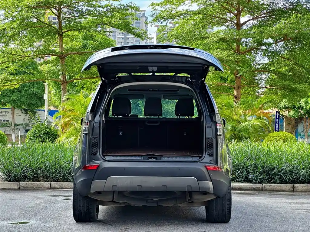 Land Rover Discovery 2017 — фото 30