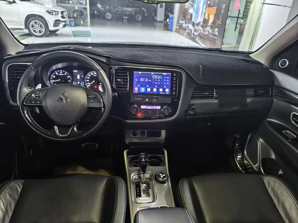 Mitsubishi Outlander 2019 — фото 11