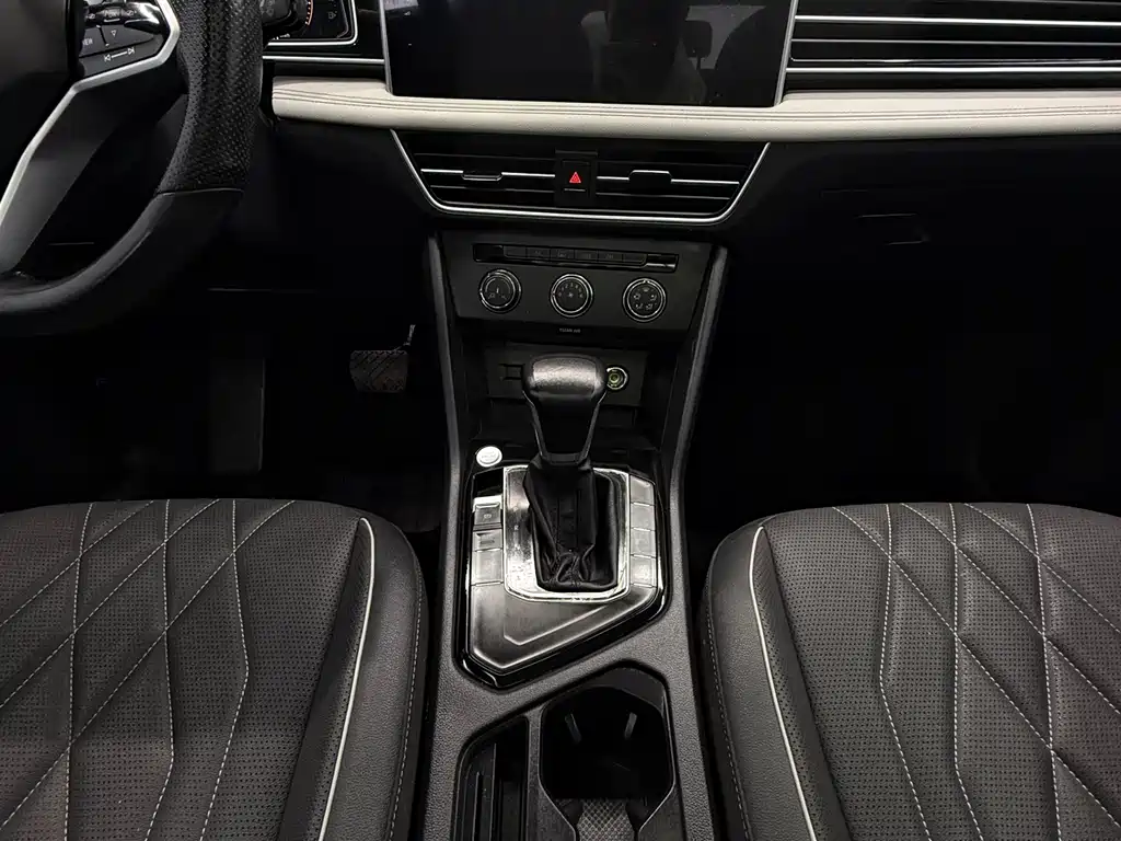 Volkswagen Tiguan L 2023 — фото 16