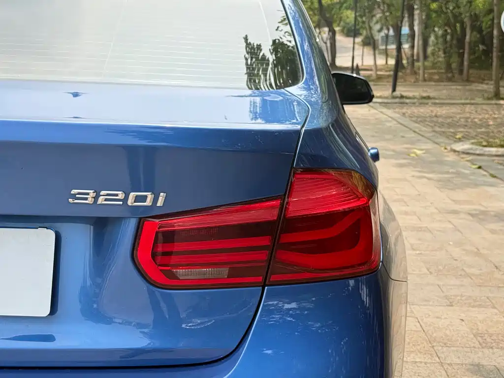 BMW 3 Series 2018 — фото 18