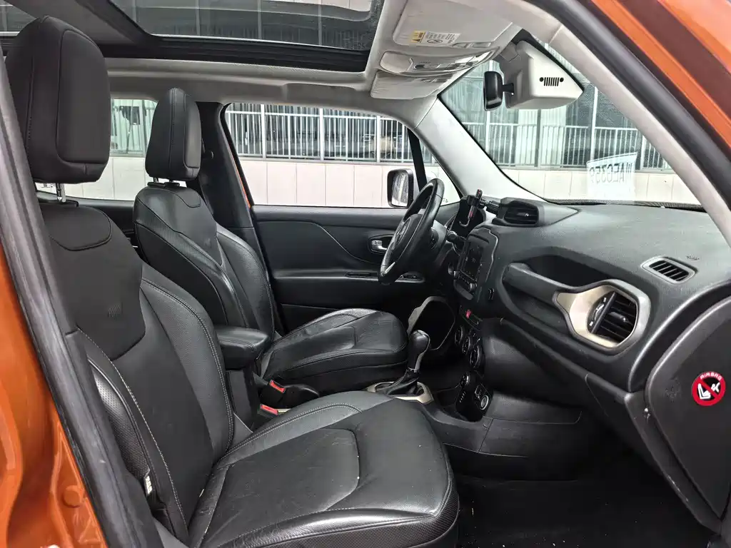 Jeep Renegade 2017 — фото 15