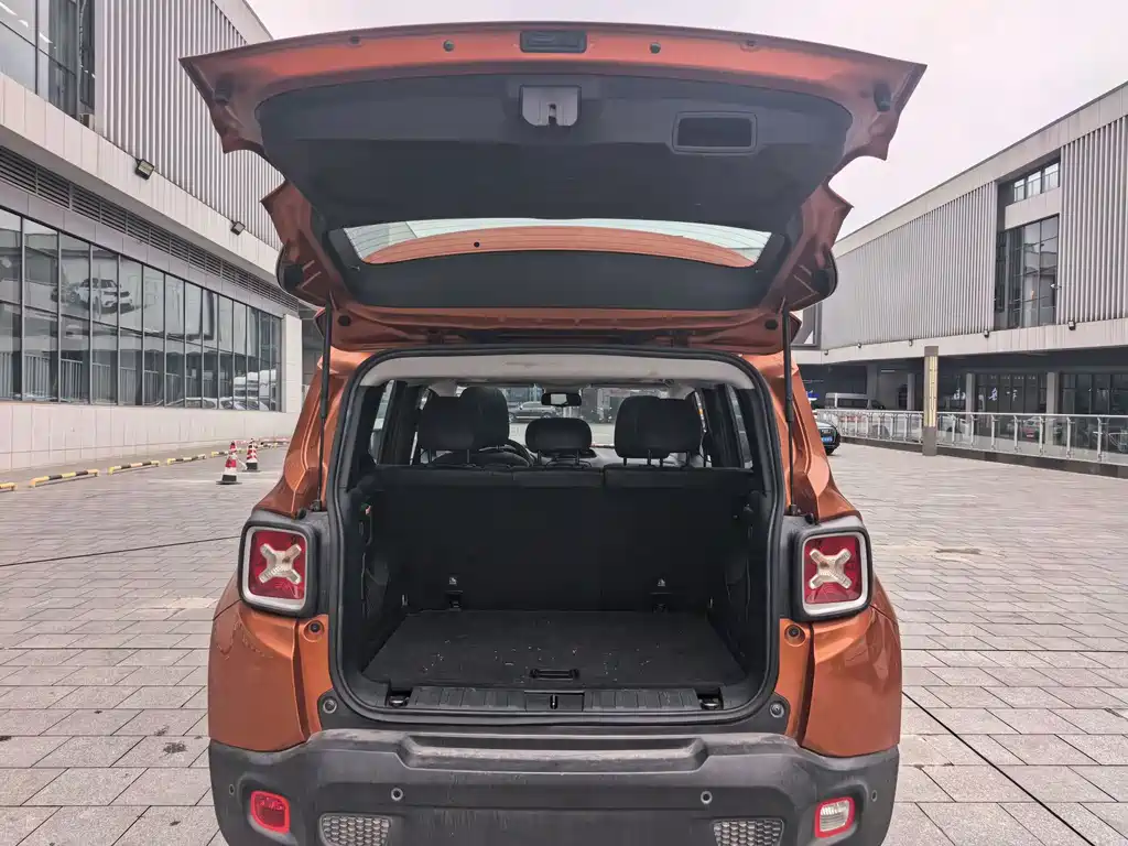 Jeep Renegade 2017 — фото 14