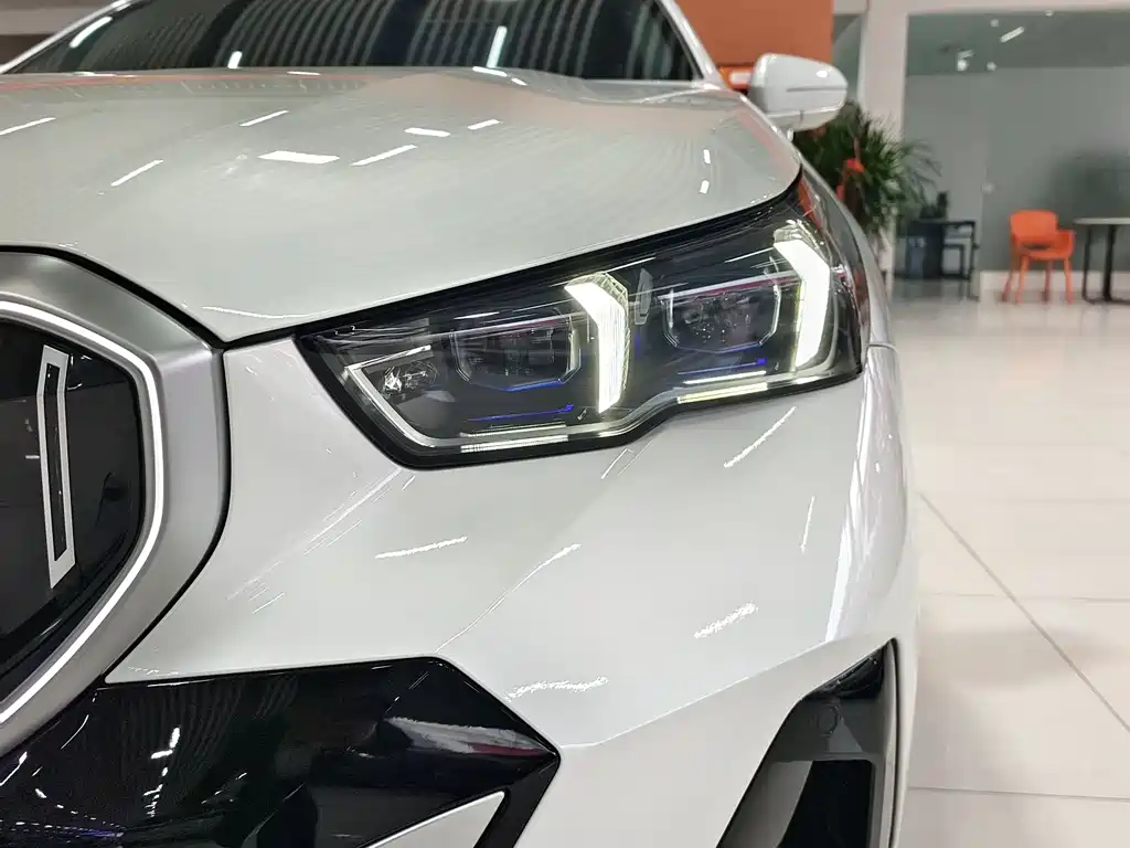 BMW 5 Series 2025 — фото 12