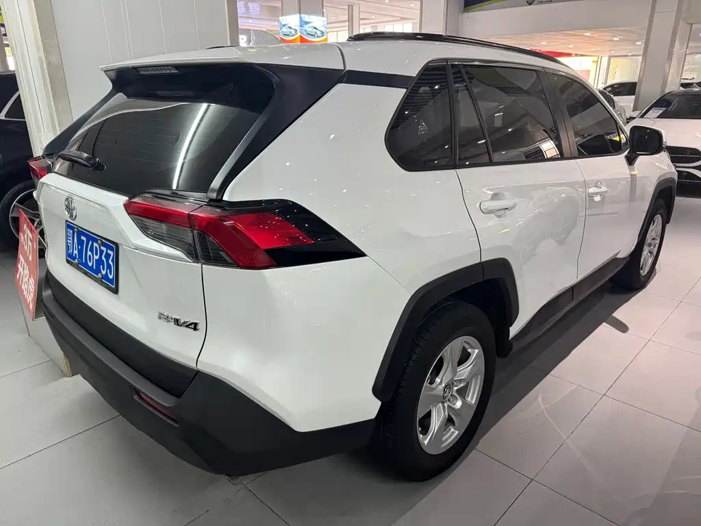 Toyota RAV4 2021 — фото 4