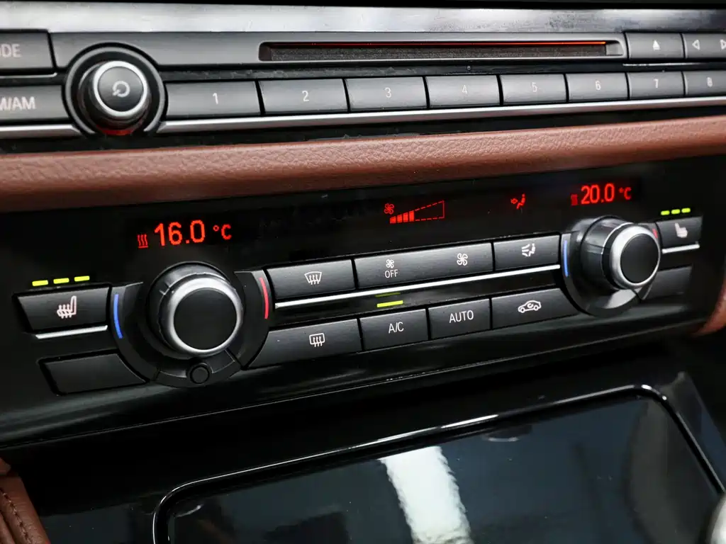 BMW 5 Series 2016 — фото 16