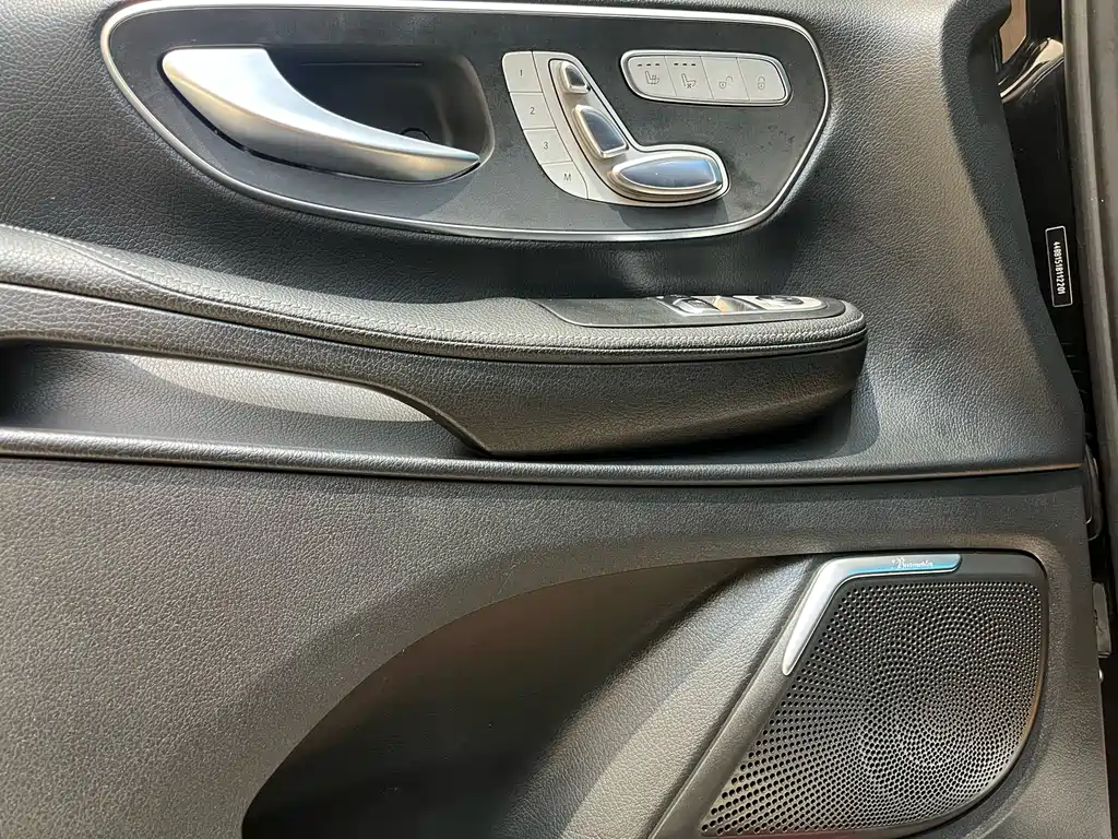 Mercedes-Benz V-Class 2021 — фото 18