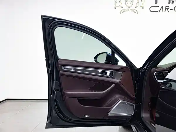 Porsche Panamera 2021