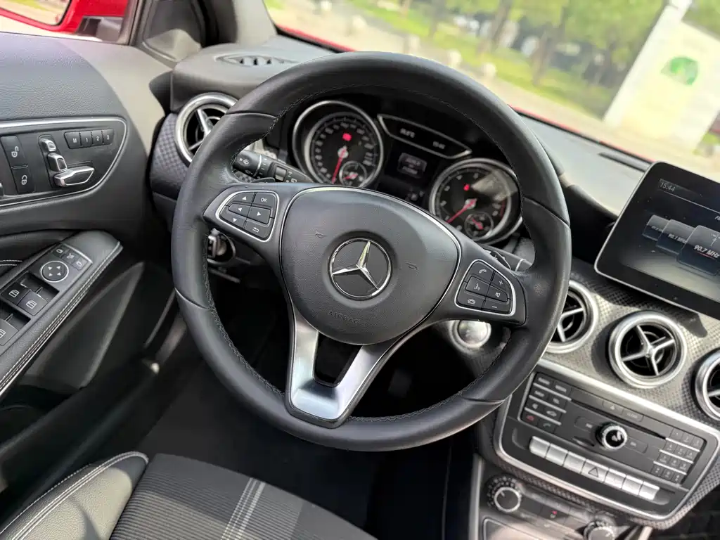Mercedes-Benz A-Class 2017 — фото 12