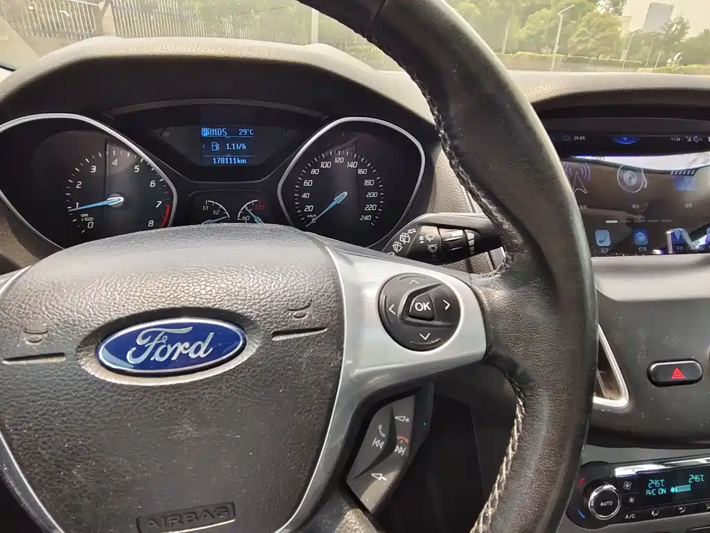 Ford Focus 2013 — фото 15