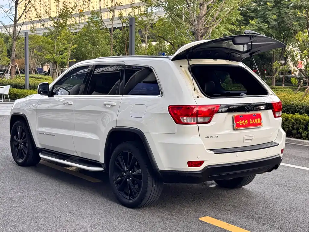Jeep Grand Cherokee 2012 — фото 21