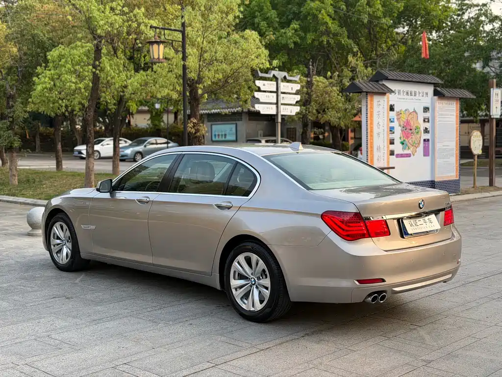 BMW 7 Series 2011 — фото 13